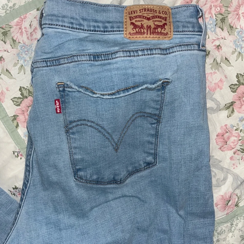 Levi's Women's Light Blue Straight Leg Jeans - Picture 2 of 5